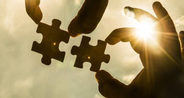 Puzzle parçaları ile el