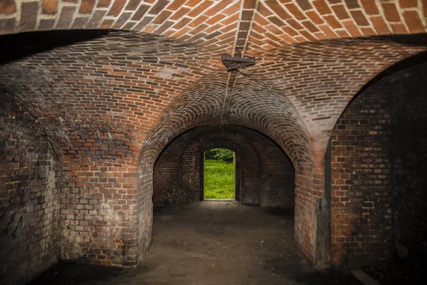 Karanlık tuğla tünel 