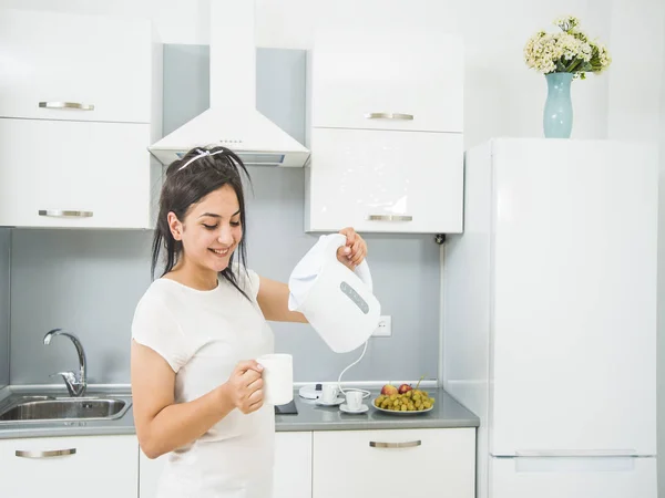 Mujer haciendo té — Foto de Stock