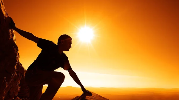 Silueta Hombre Escalando Cima Una Montaña Contra Amanecer — Foto de Stock