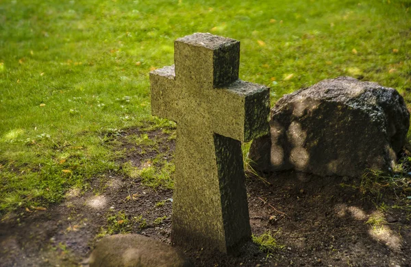 Único sinal cruz de pedra — Fotografia de Stock