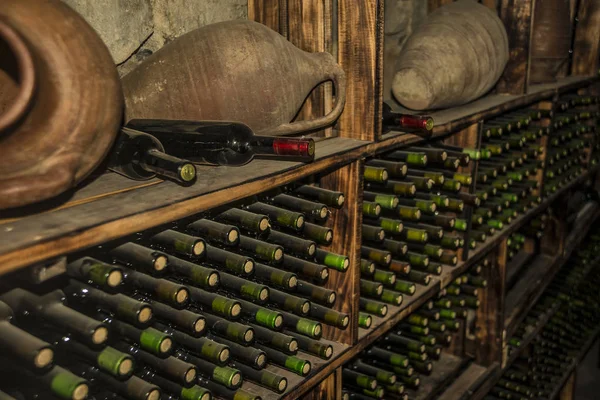 Garrafas de vinho empoeiradas — Fotografia de Stock