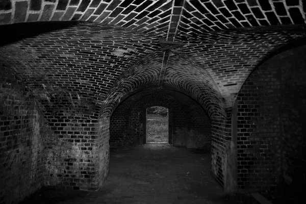 暗いレンガのトンネル — ストック写真