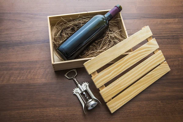 Box s jednou láhví vína — Stock fotografie