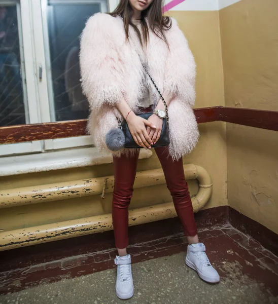 ピンクの毛皮のコートの女 — ストック写真