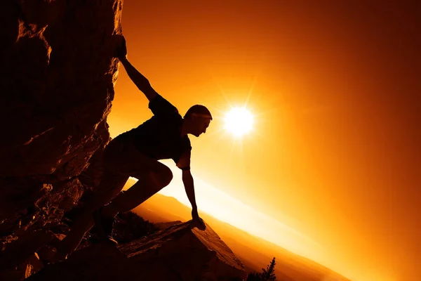 Silueta Hombre Escalando Cima Una Montaña Contra Amanecer — Foto de Stock