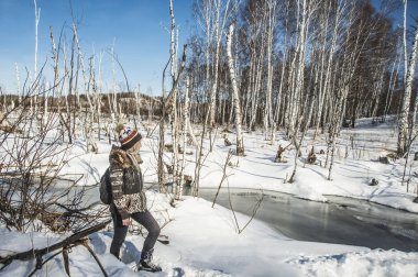 Nehir boyunca yürüyen kadın