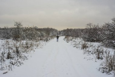 kar fırtınasında yürüyen adam. 