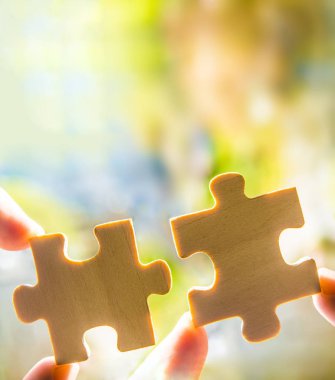 Bulmacanın parçaları gösterilen eller