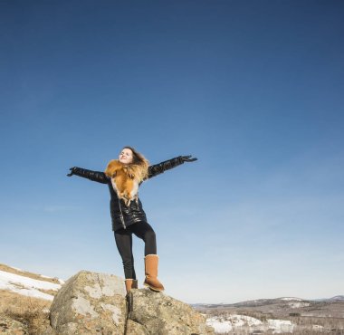 fox zencefil kürk yaka poz ile siyah montlu genç kadın. kış sezonu ve dağ manzara .
