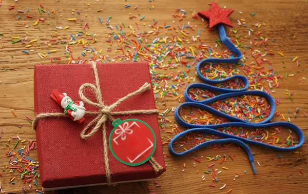 Árvore de Natal e confete colorido — Fotografia de Stock