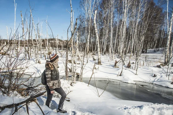 Nehir boyunca yürüyen kadın