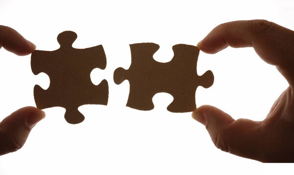 Пальцы, держащие два куска
 