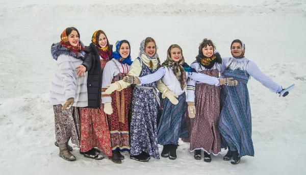 このお祝いで国民服でカザン ロシア 2017 不明な女性 マースレニツァ 民俗グループは伝統的に祝われる春の来る祭りへの参加 — ストック写真
