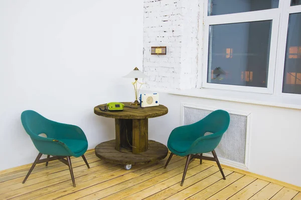 Par Duas Cadeiras Verdes Macias Com Mesa Círculo Madeira Telefone — Fotografia de Stock