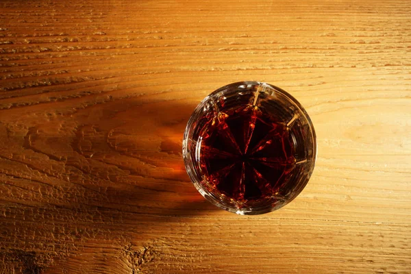유리 나무 테이블에 술과 함께. — 스톡 사진