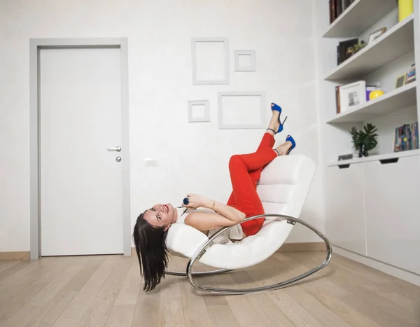 Жінка відпочиває в кріслі — стокове фото