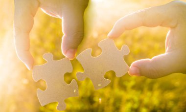 Bulmacanın parçaları gösterilen eller