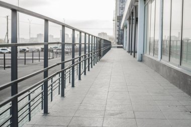 Sakatlar için modern metal rampa 