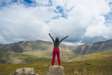  Ellerini gökyüzüne kadar kadınla.