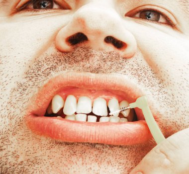 Adam dişlerini fırça ile Temizleme