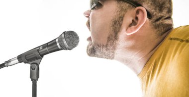 Sarı tişört ve stüdyo kayıt şarkı gözlük ceket giymiş yetenekli yakışıklı genç.