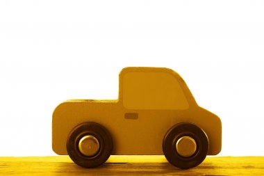 Beyaz arka plan üzerinde izole ahşap oyuncak araba. Ahşap sarı araba.  