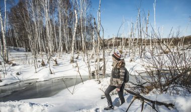 Nehir boyunca yürüyen kadın