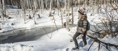 Nehir boyunca yürüyen kadın