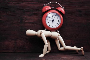 çalar saat ile kukla figür