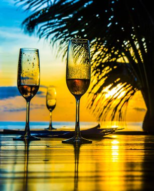 ahşap masa üzerinde kalan gözlük