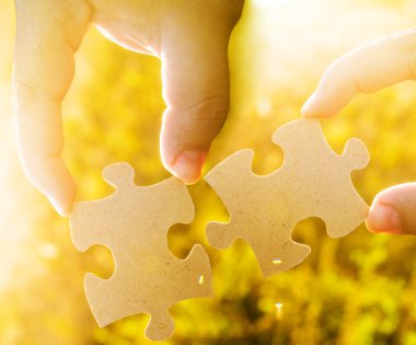 Bulmacanın parçaları gösterilen eller