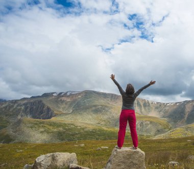  Ellerini gökyüzüne kadar kadınla.