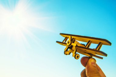 Adamın elinde oyuncak uçak 