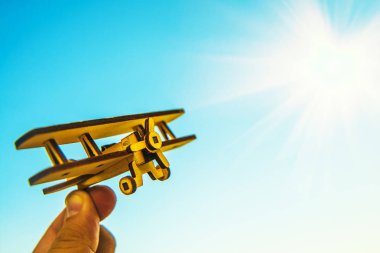 Adamın elinde oyuncak uçak 