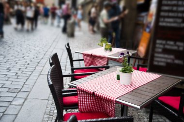 Dar eski sokak kafede yaz. 