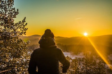 kış şapka yürüme ile kadın 