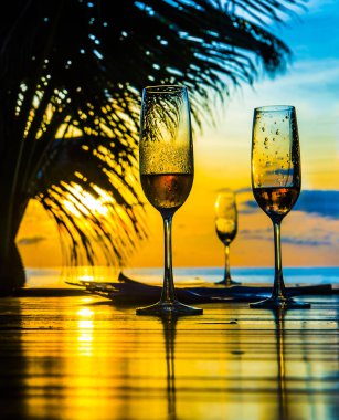 ahşap masa üzerinde kalan gözlük