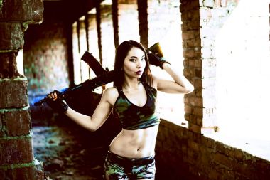 kadın holding silahı 
