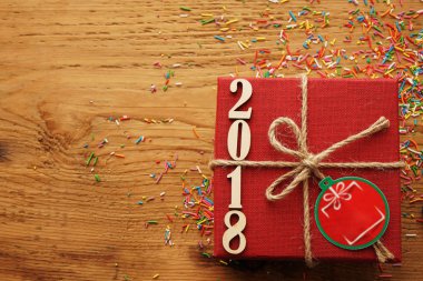 Hediye kutusu ile kahverengi şerit. 