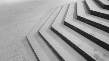 Merdivenler karla kaplı.