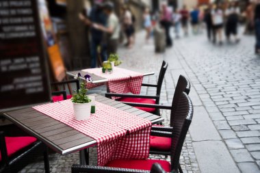 Dar eski sokak kafede yaz. 