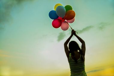 renkli balon uçan ile kadın 