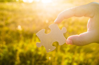  bulmaca parçası ile el