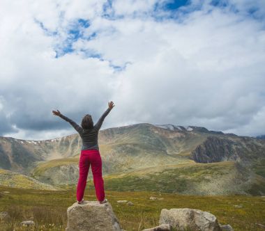  Ellerini gökyüzüne kadar kadınla.