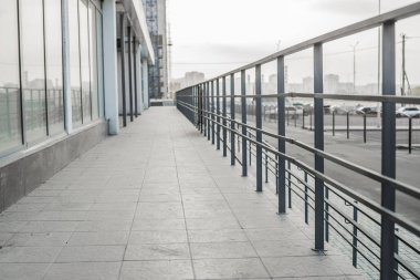 Sakatlar için modern metal rampa 