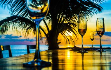 ahşap masa üzerinde kalan gözlük