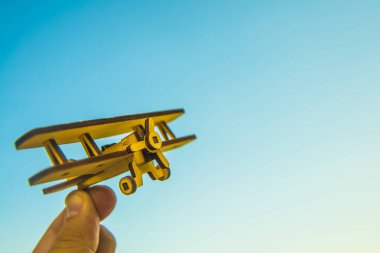 Adamın elinde oyuncak uçak 