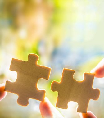 Bulmacanın parçaları gösterilen eller