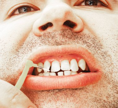 Adam dişlerini fırça ile Temizleme